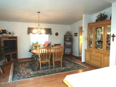 Spacious Family Room-Dining off Kitchen