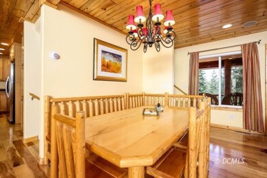 Corner Dining Area