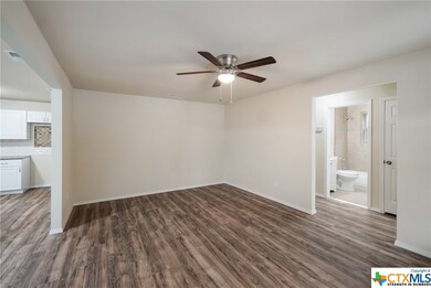 712 E Weinert St, Seguin, TX 78155 - photo 3