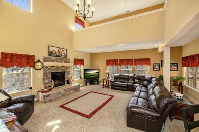 2 story great room w/ wrap around balcony