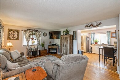 4310 41st St, Des Moines, IA 50310 - photo 3