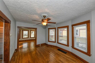 Beautiful Dining Area. Hard wood flooring. 6