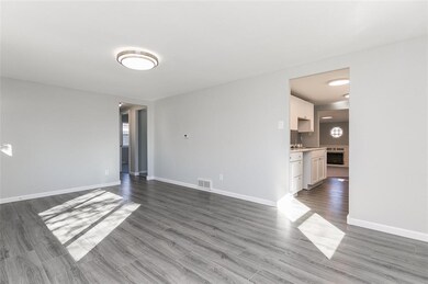 404 Linwood St SW, Cedar Rapids, IA 52404 - photo 5