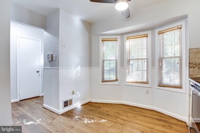 9808 Oakdale Woods Ct, Vienna, VA 22181 - photo 3