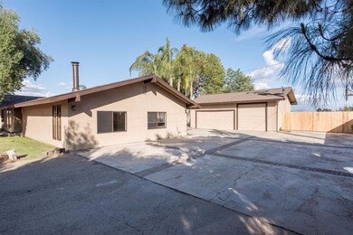 Over-sized garage. Plenty of parking, plenty of st