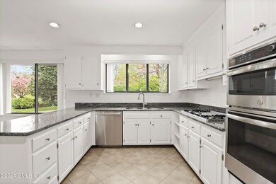 310 W Lyon Farm Dr, Greenwich, CT 06831 - photo 3