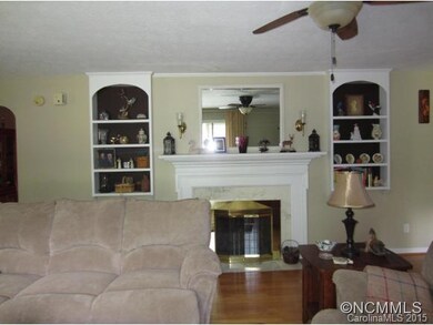 526 Overhill Dr, Hendersonville, NC 28792 - photo 4