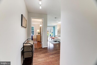 12106 Greenway Ct unit 102, Fairfax, VA 22033 - photo 2