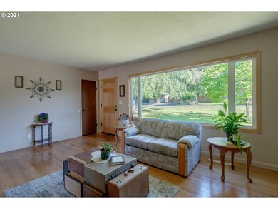Living Room/Entrance