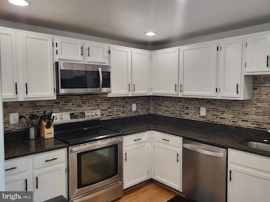 13851 Laura Ratcliff Ct, Centreville, VA 20121 - photo 2