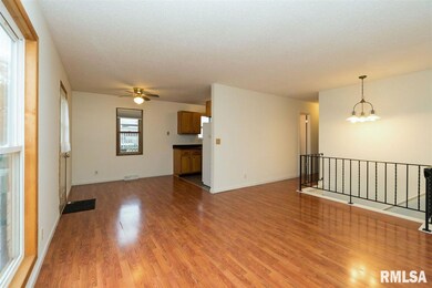 1521 Emerald Dr, Davenport, IA 52804 - photo 4