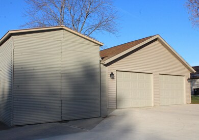 17719 Breezewood Dr, Spencerville, IN 46788 - photo 3