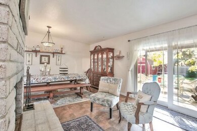 Fireplace/Dining