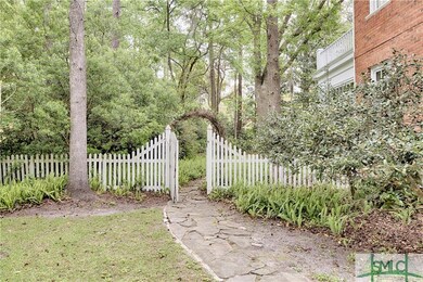 Side Entrance to Rear Garden