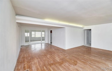 8637 Mayflower Ct, Saint Louis, MO 63132 - photo 7