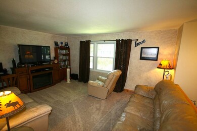 1309 Edgewood Dr, Waterloo, IA 50701 - photo 2