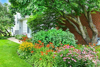 103 Pembroke Cir unit 2E, Lake Bluff, IL 60044 - photo 2