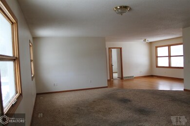 209 S 8th Ave E, Newton, IA 50208 - photo 2
