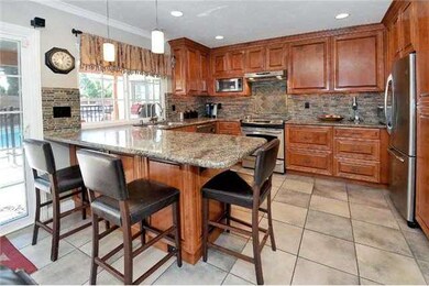 Highly upgraded kitchen with high end cabinetry, g