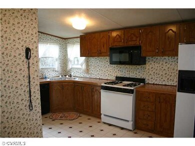 Cafeteria/Kitchen - Eat in Kitchen with gas cookin