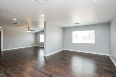 002-photo-living-room-6107384