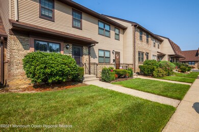 003_31 Village Green Way, Hazlet03