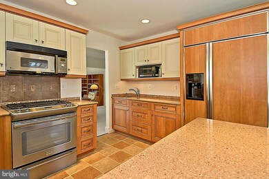 8521 Carlynn Dr, Bethesda, MD 20817 - photo 5