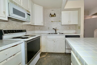 537 Kukuau St unit A303, Hilo, HI 96720 - photo 4