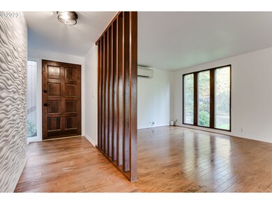 Living Room/Entrance
