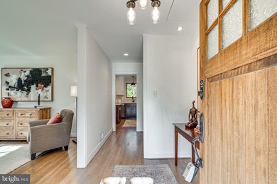 605 Manor Dr NE, Vienna, VA 22180 - photo 5