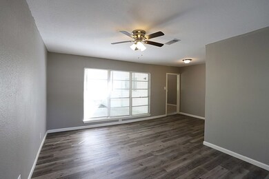 201 Mclemore Dr, Alvin, TX 77511 - photo 4