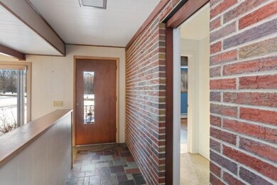03_19077ThreeOaksRd_32_Foyer_LowRes