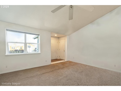 Living Room/Entrance