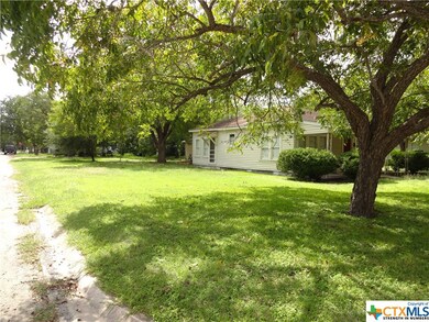 1031 E Weinert St, Seguin, TX 78155 - photo 2
