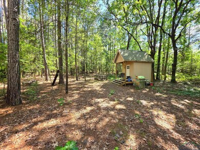View of yard featuring an outbuilding