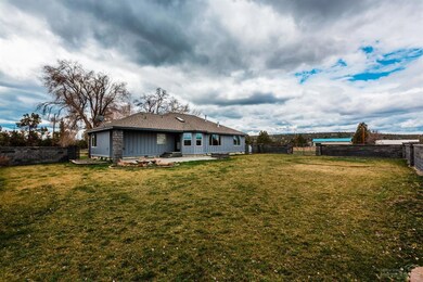 21540 Gift Rd, Bend, OR 97703 - photo 2