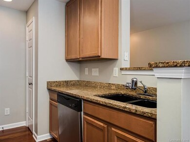 Kitchen w/ granite countertops and stainless appli