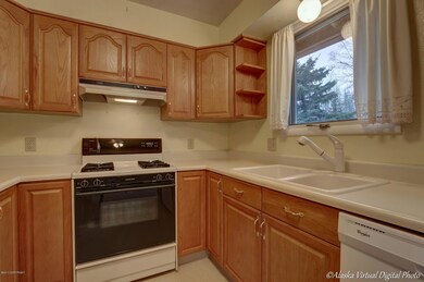 Kitchen W/Gas Range