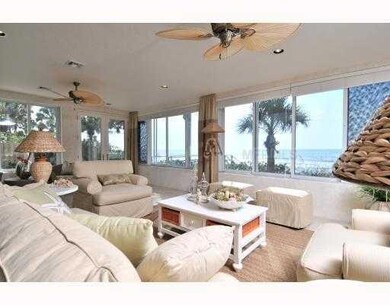 Den/Family/Great Room - Large Gulf Front Family Room 17 X 38, With Large Sun Deck Above.