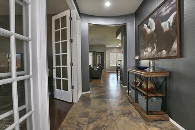 6752 W Desert Blossom Way-large-007-9-En