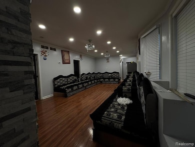 h crown molding, recessed lighting, and dark wood-style floors