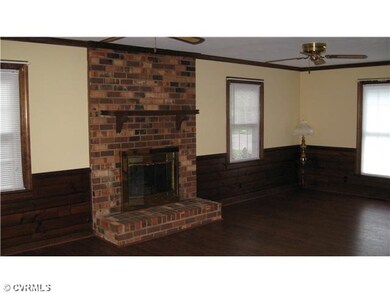 Den/Family/Great Room - Large Family Rm ... Firepl
