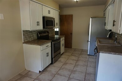 1624 W Parnell St, Denison, TX 75020 - photo 6