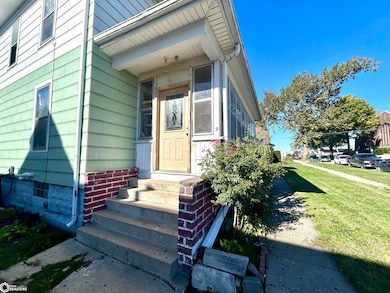 9 S 4th St, Marshalltown, IA 50158 - photo 4