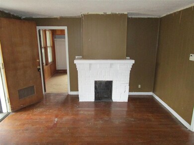 living room w/fireplace