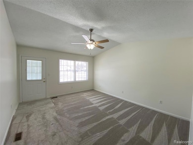 596 Yorkshire Square unit 23, Milan, MI 48160 - photo 4