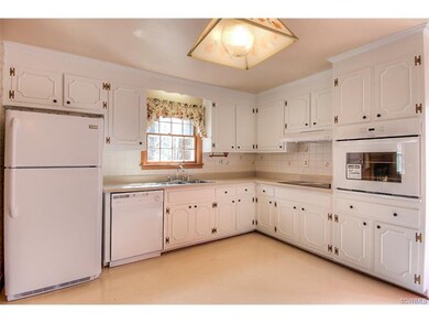BRIGHT & SPACIOUS KITCHEN W/ALL NEW APPLIANCES!