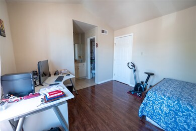 ..and ensuite bathroom.