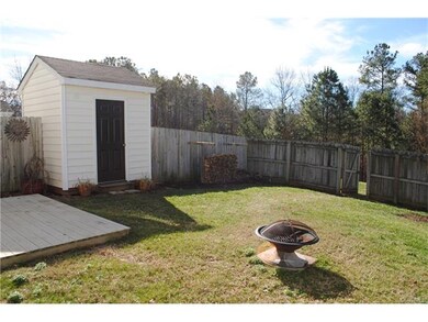 Detached shed w/ shelving