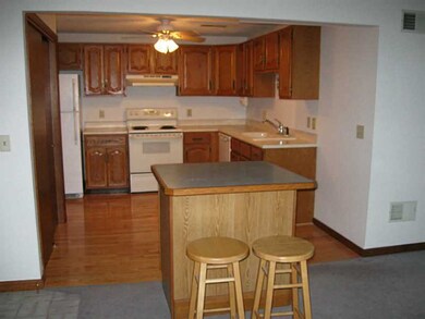 Kitchen. with island.